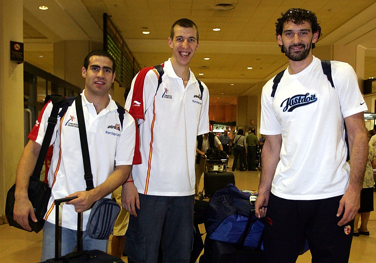 Cabezas, Fran Vázquez y Garbajosa, en el aeropuerto de Málaga al regreso del Europeo de Belgrado en 2005.