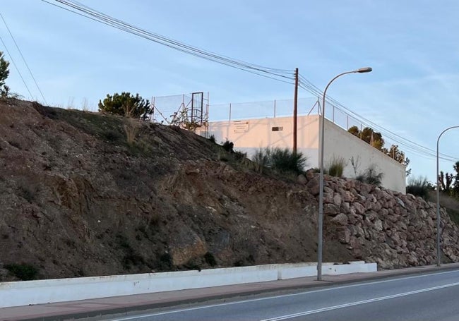 Imagen del depósito que abastece a las urbanizaciones y al polígono industrial nerjeño.