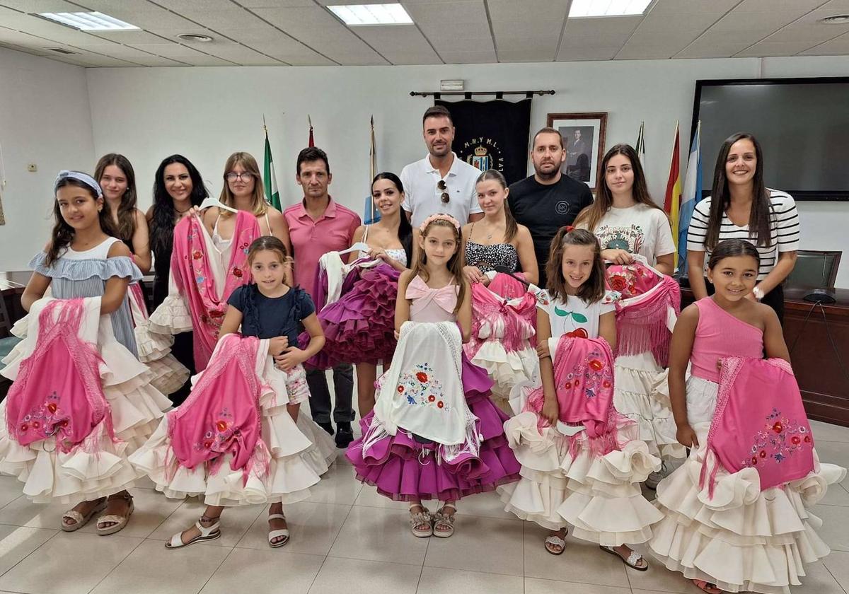 El Ayuntamiento de Manilva entrega trajes de flamenca a las reinas y damas de la Feria de Agosto