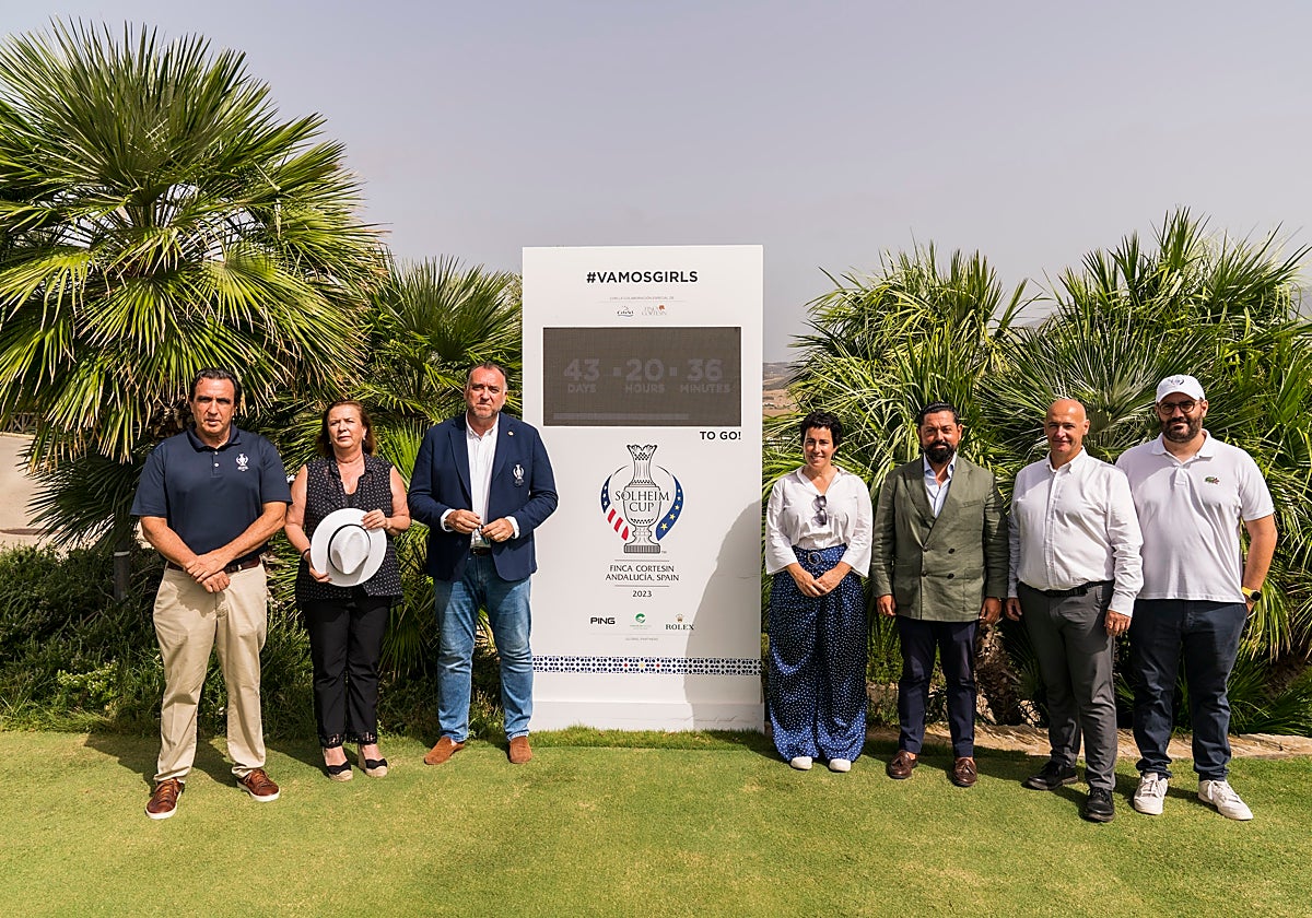 El consejero de Deporte, Arturo Bernal, junto al equipo de Finca Cortesín.