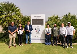El consejero de Deporte, Arturo Bernal, junto al equipo de Finca Cortesín.