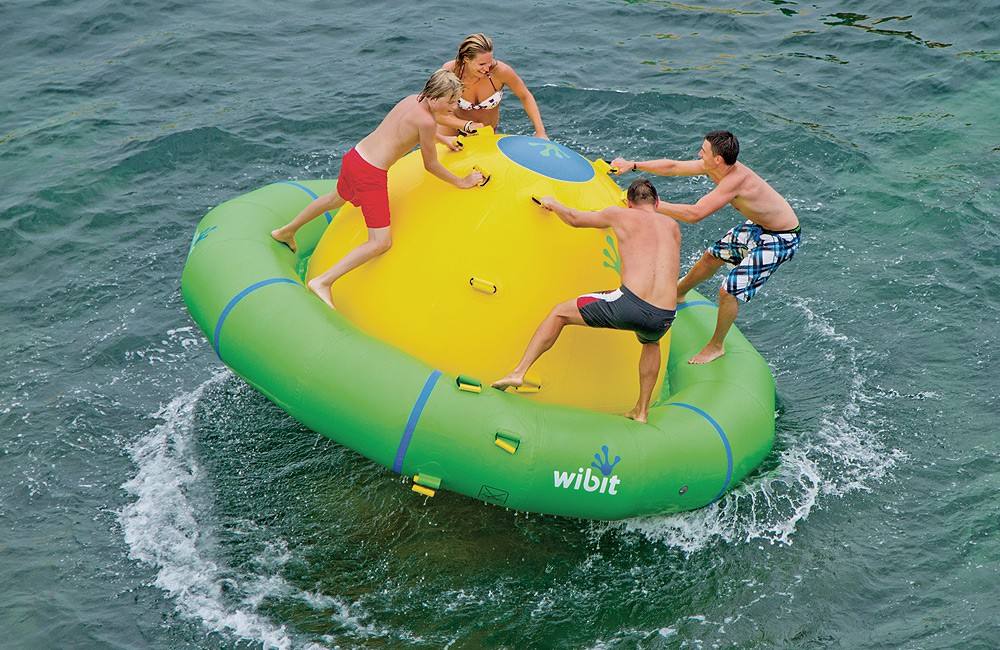 Imágenes de los parques acuáticos flotantes que gestiona la empresa Costa Water Park en la provincia de Málaga: en Benalmádena, Fuengirola y Puerto Banús.