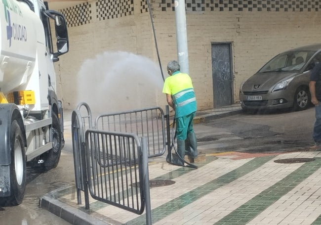 Un camión de baldeo de la empresa concesionaria de la limpieza viaria en Torrox, FCC, este jueves en El Morche.