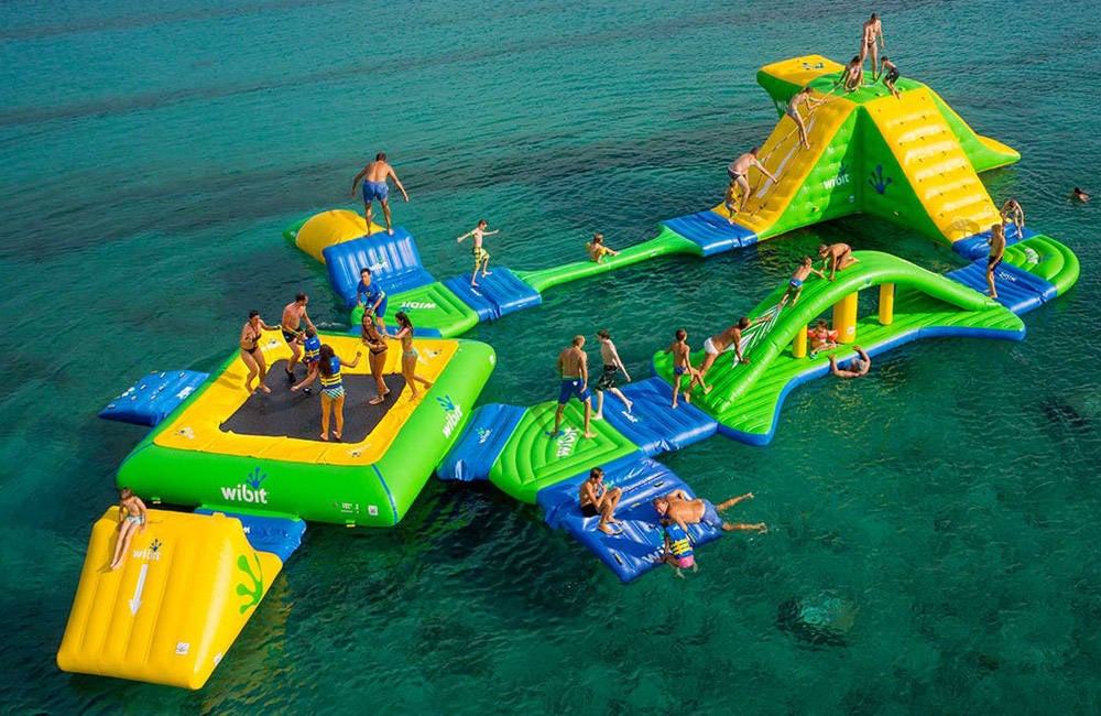 Imágenes de los parques acuáticos flotantes que gestiona la empresa Costa Water Park en la provincia de Málaga: en Benalmádena, Fuengirola y Puerto Banús.