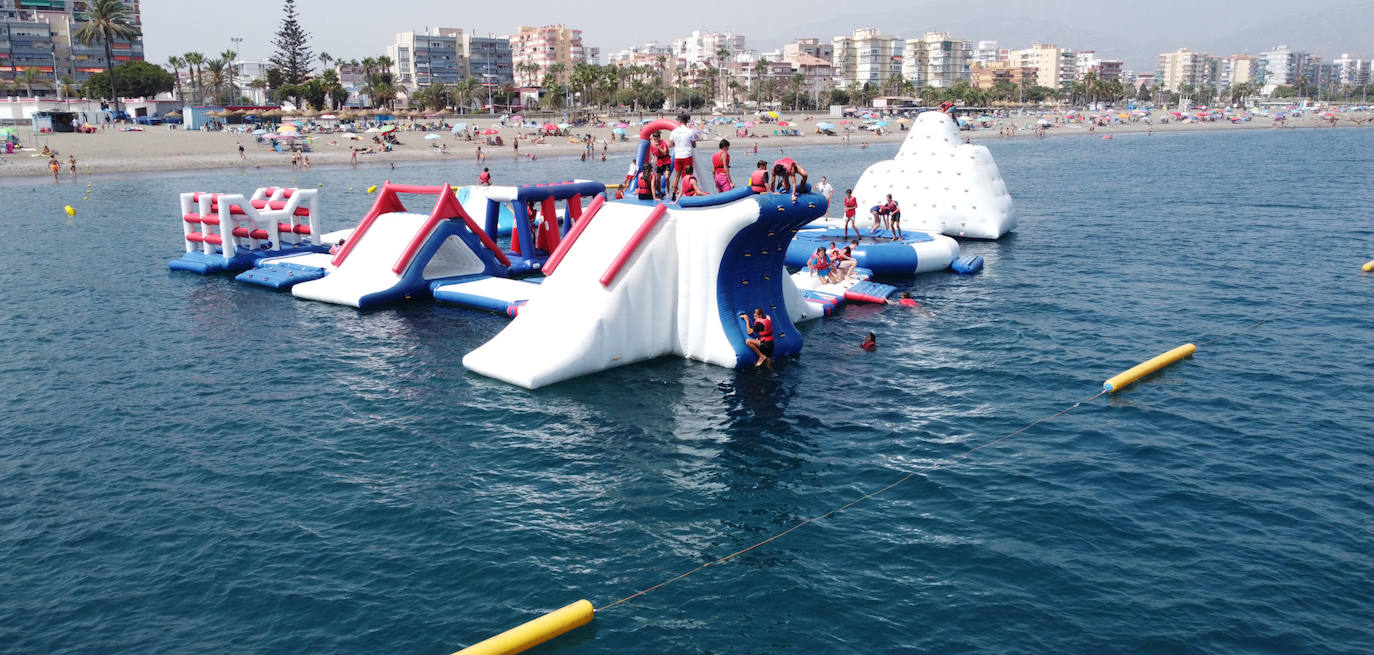 Imágenes de los parques acuáticos flotantes que gestiona la empresa Fun and Beach en Torre del Mar, Marbella y Estepona.