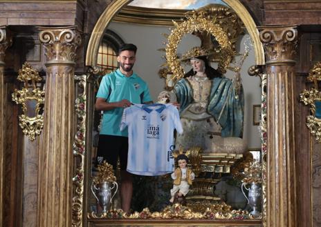 Imagen secundaria 1 - Varios momentos de la ofrenda floral del Málaga a la Divina Pastora.