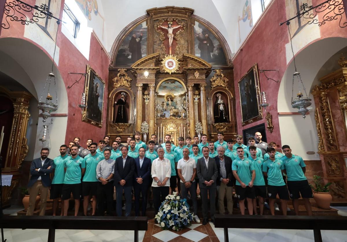 Los nuevos capitanes del Málaga se estrenan en la tradicional ofrenda a la Divina Pastora