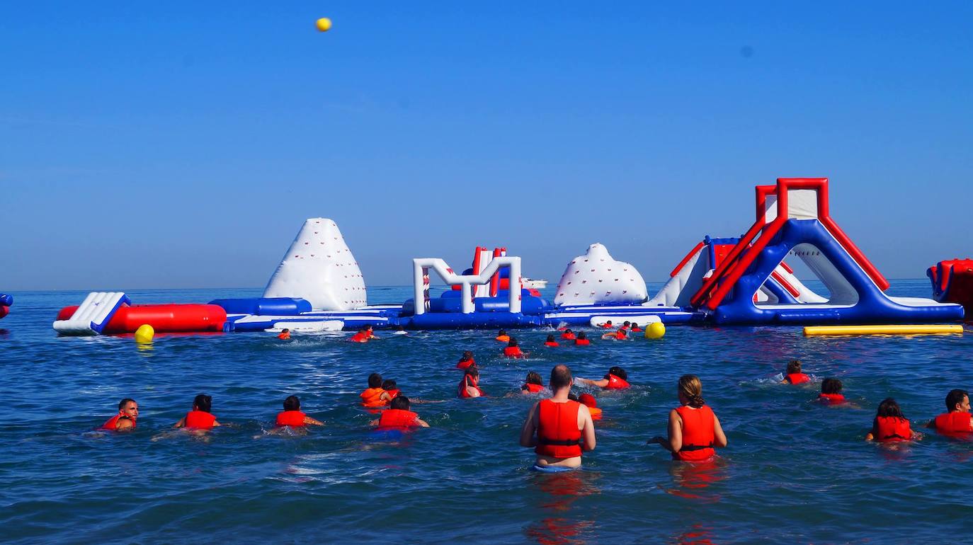 Imágenes de los parques acuáticos flotantes que gestiona la empresa Fun and Beach en Torre del Mar, Marbella y Estepona.