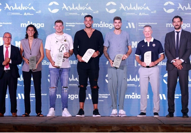 El director del periódico 'Marca', junto a Alba Torrens, Doncic los Hernangómez, Kerr y Garbajosa.