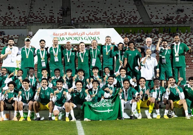 La selección olímpica saudí celebra el oro en los Juegos Árabes, en Argelia