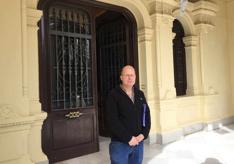 El funcionario contestatario del Ayuntamiento de Málaga sigue dando guerra en verano