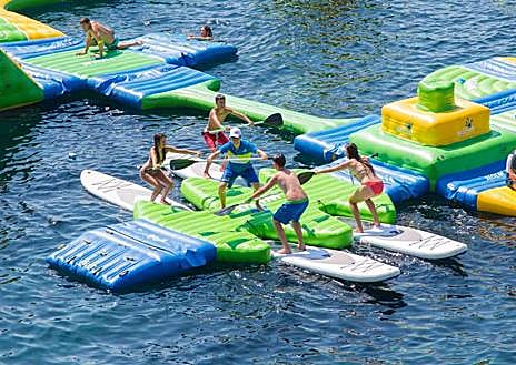 Imagen secundaria 1 - Imágenes de las plataformas de Costa Water Park en el litoral malagueño