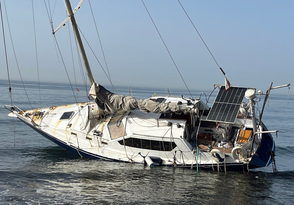 Velero varado en la playa de San Pedro Alcántara.