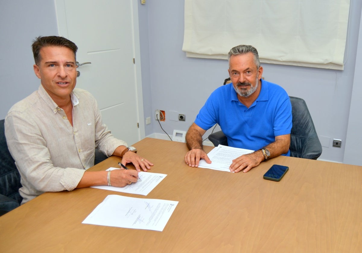 Acto de firma del acuerdo con el propietario de la parcela en el Ayuntamiento torroxeño.