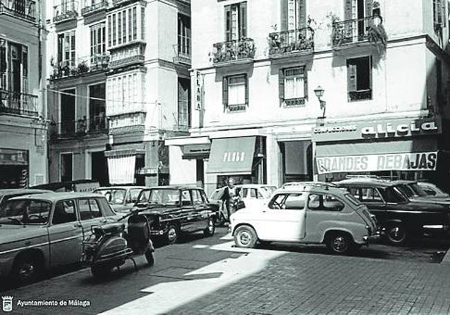 La plaza de Mitjana, antes llena de coches y hoy de sillas y mesas.Archivo Municipal