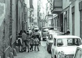 Hubo un tiempo en el que los coches aparcaban en la calle Beatas.