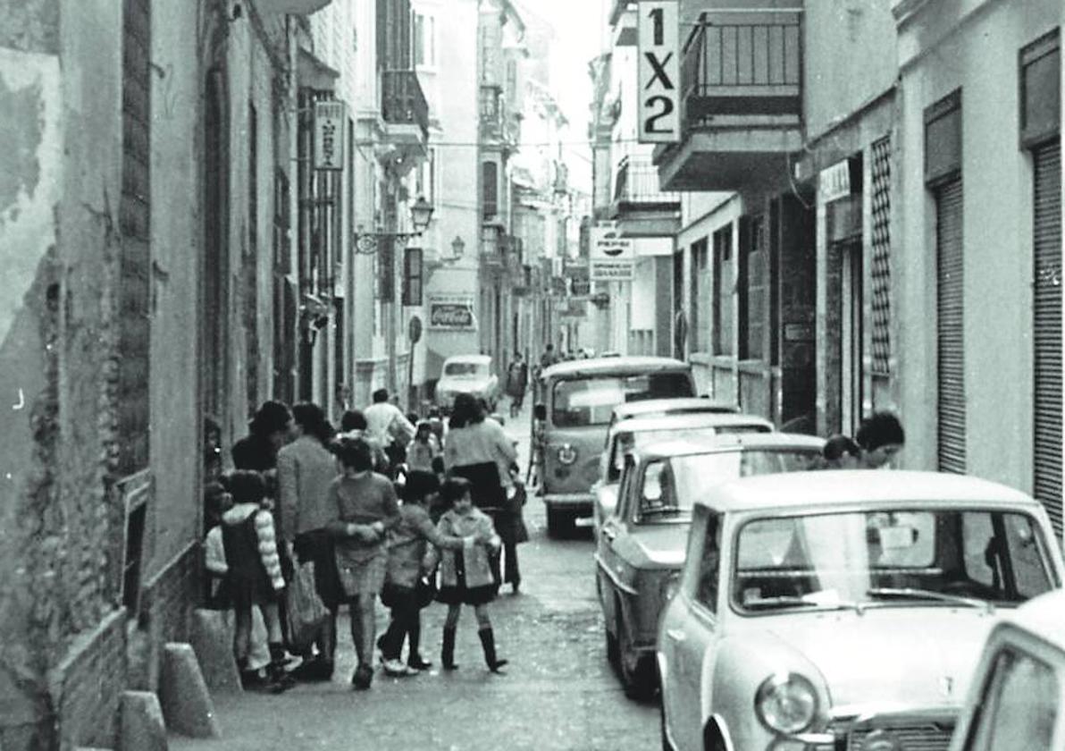 Hubo un tiempo en el que los coches aparcaban en la calle Beatas.