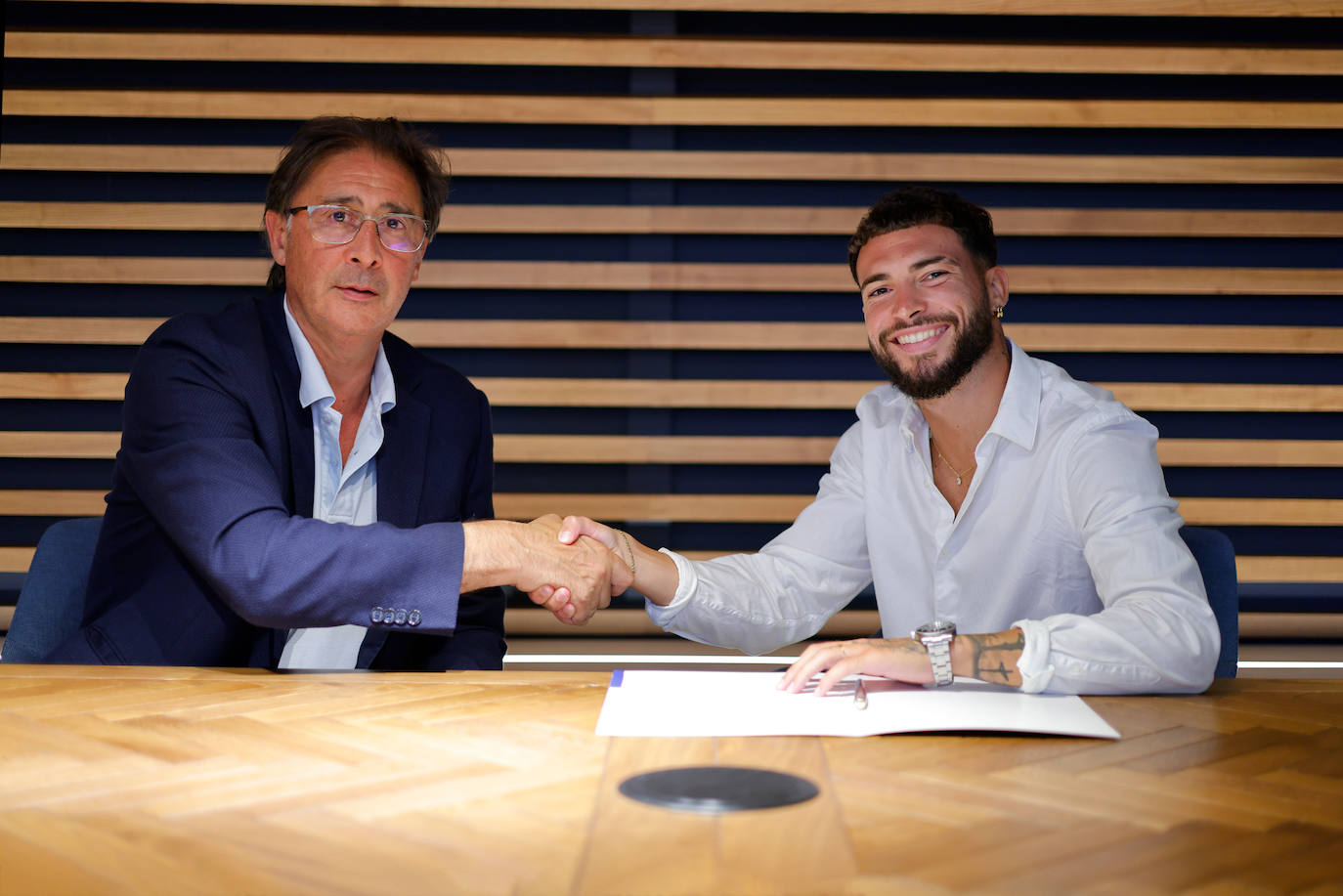 El director deportivo, Loren Juarros, y el jugador Dani Sánchez, posan tras firmar el contrato.