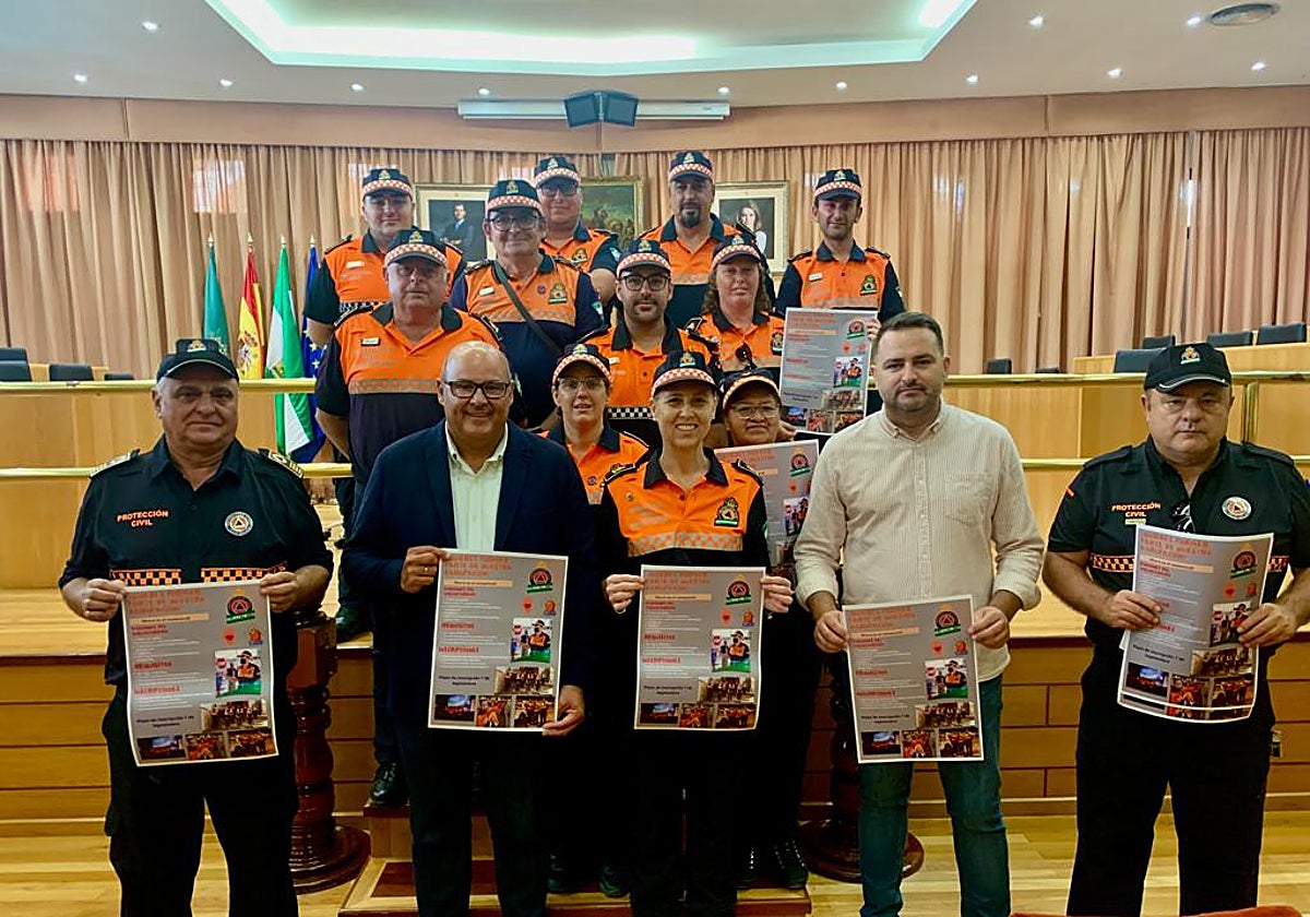 El alcalde y el concejal del área, con los integrantes de la agrupación de Protección Civil.