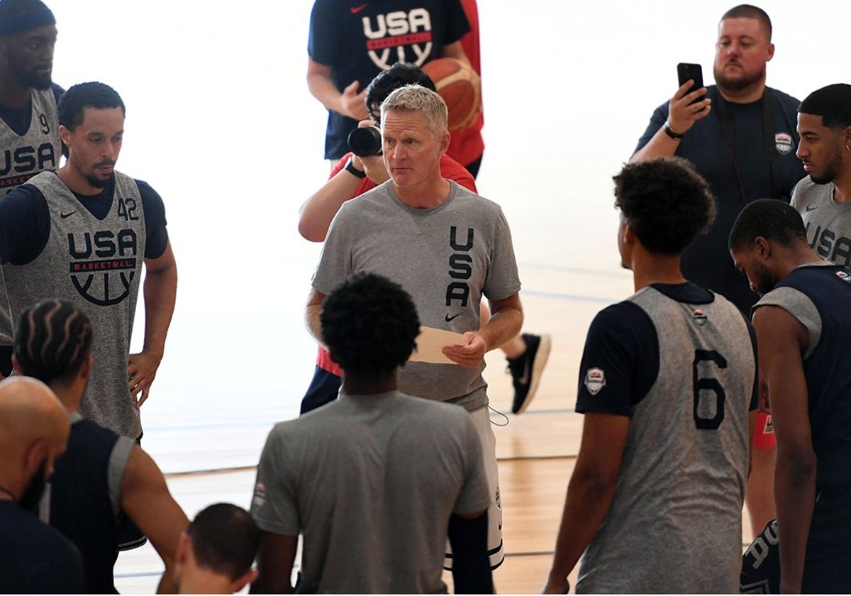 Steve Kerr da instrucciones a sus jugadores durante el entrenamiento de ayer en el Higuerón Training Center.