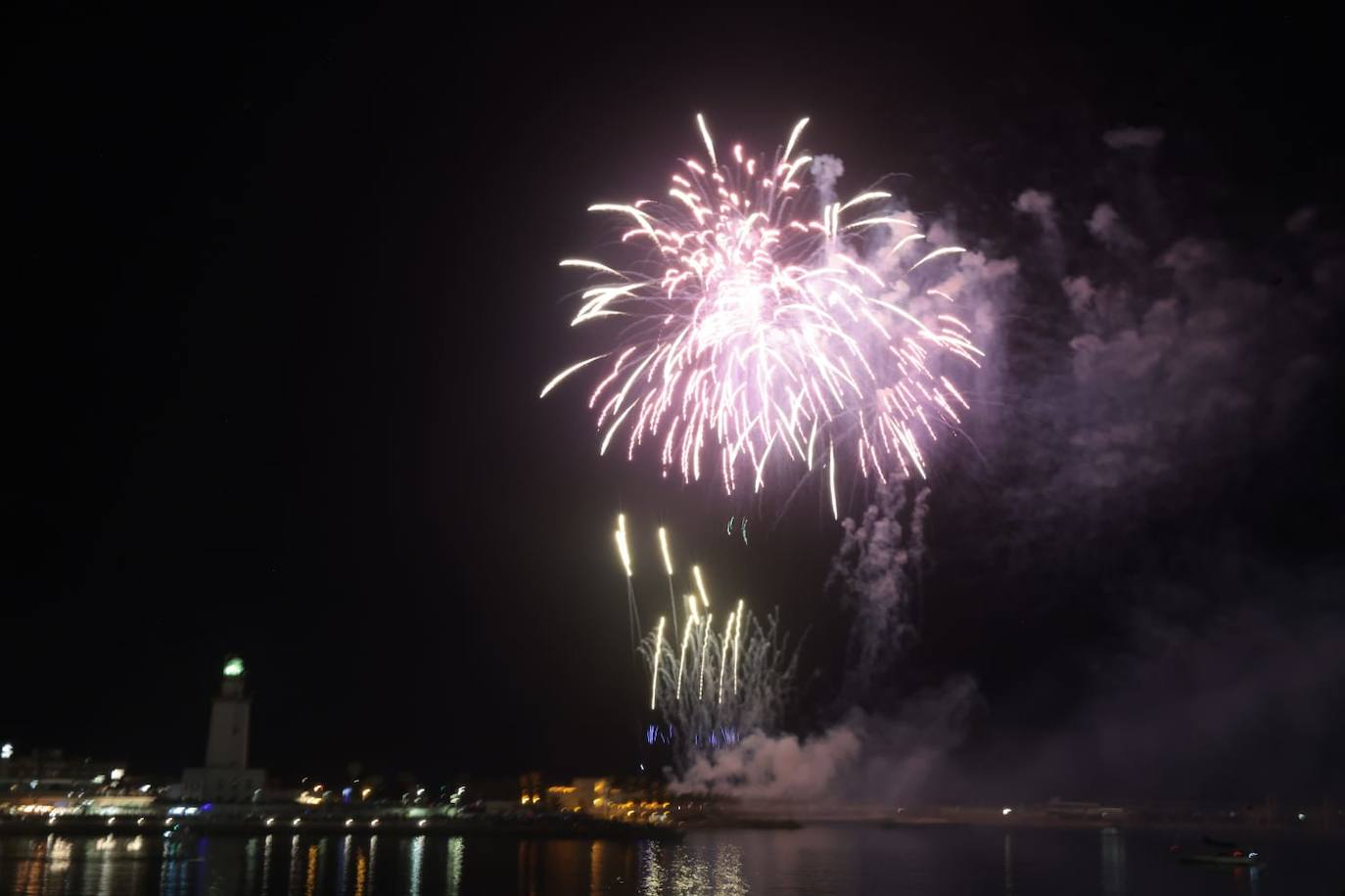 Un espectáculo de drones y los fuegos artificiales abren la Feria de Málaga 2023