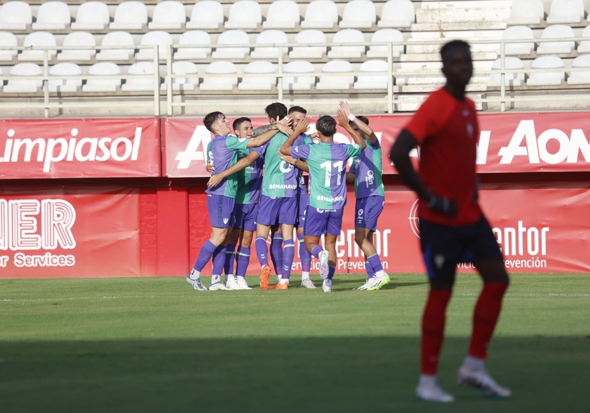 Los malaguistas celebran el gol de Dioni, que resolvió la cita de este sábado en el Nuevo Mirador.