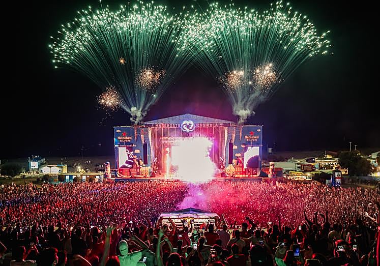 Imagen principal - Arriba, un momento de la actuación de Bizarrap. Abajo, a la inzquieda, Bad Gyal, y a la derecha, Fusa Nocta.