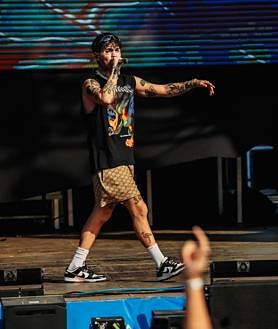 Imagen secundaria 2 - Arriba, Farruko. Abajo, a la izquierda, Lali Espósito, y a la derecha, el rapero C.R.O.