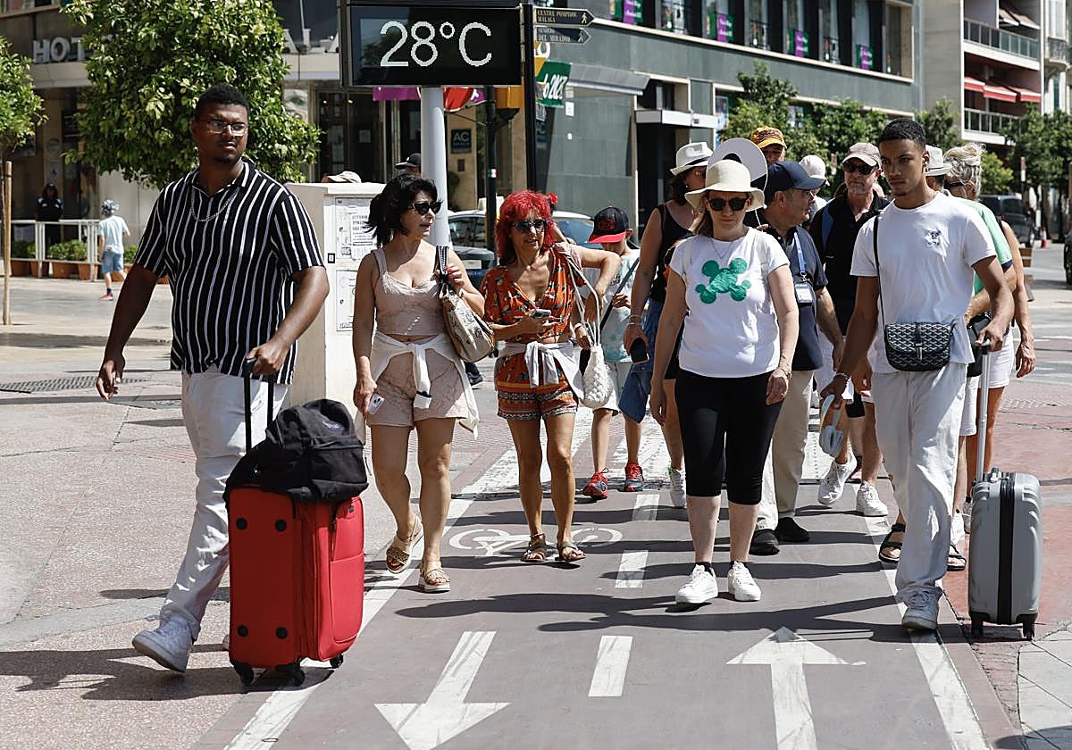 Grupo de turistas, la mañana del domingo de feria en el Centro
