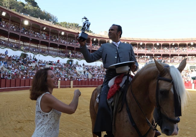 Antonia Ledesma, vicepresidenta de la Diputación, ayer, entregando a Ferrer Martín el premio de la peña taurina de Cártama.