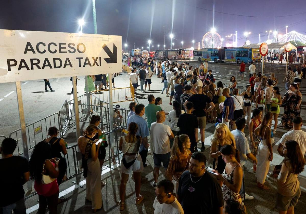 Colas para coger un taxi en la feria del real