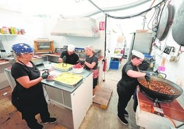 La cocina de la caseta Clandestino-Cofradía del Rocío se prepara para un día de feria.