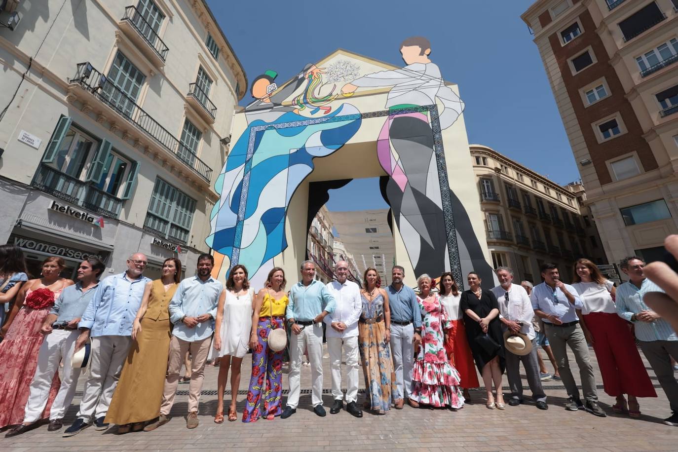 El coordinador general del PP, Elías Bendodo, en la feria de Málaga, junto al alcalde de la ciudad, Francisco de la Torre y otros miembros de la corporación municipal.