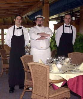 Imagen secundaria 2 - Arriba, con Jordi Bataller, en una visita a Baréin con motivo de uno de sus proyectos. Abajo, durante su participación en el programa 'Top Chef' y en su etapa al frente del restaurante Med. 