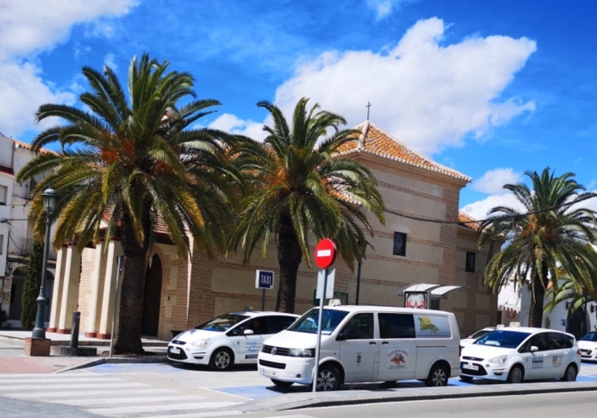 Imagen de la parada principal de taxis de Nerja, junto a la ermita de las Angustias.