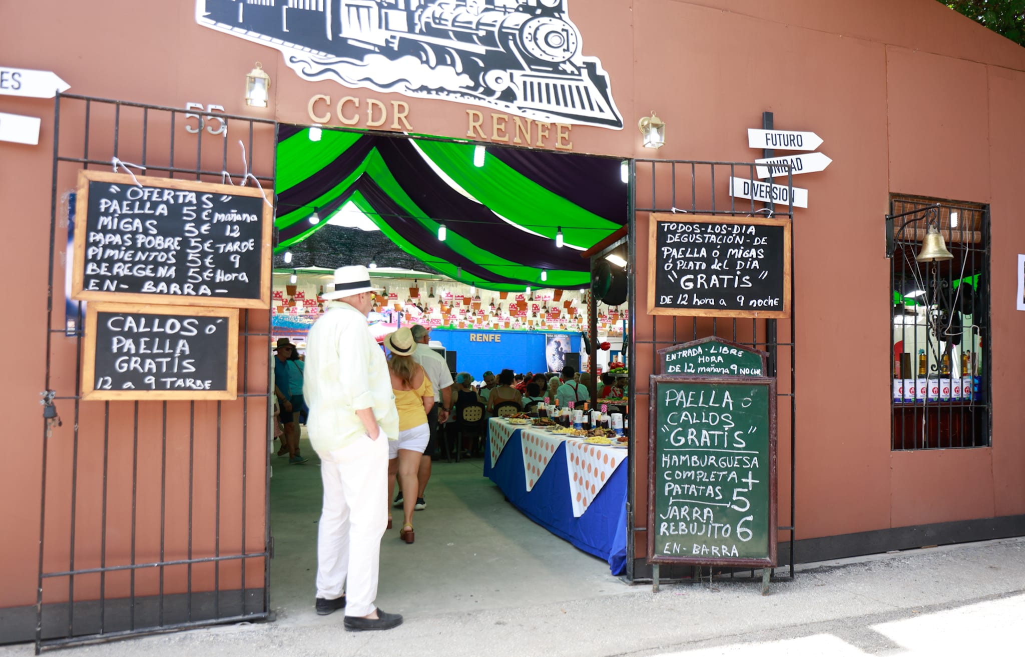 Las mejores imágenes del martes festivo en la Feria de Málaga