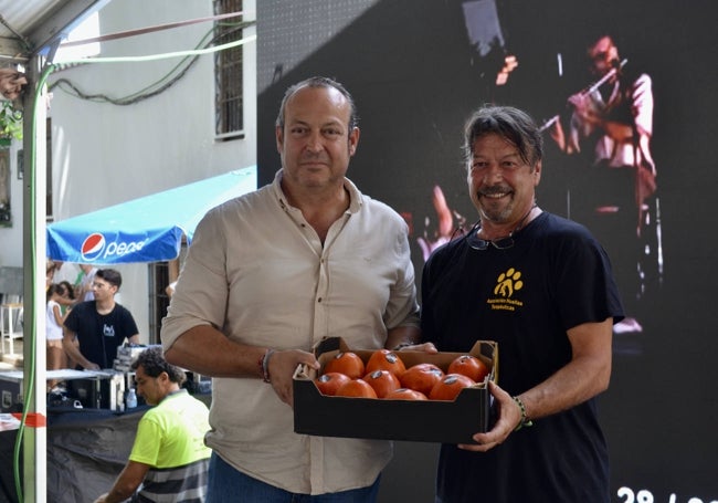 El ganador de la puja al mejor Tomate Huevo de Toro 2023, Paco García; junto al presidente de la Fundación Huellas Terapéuticas, Antonio Solano.