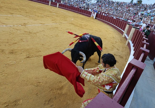 Inicio de faena de Morante, sentado en el estribo, al cuarto del festejo.