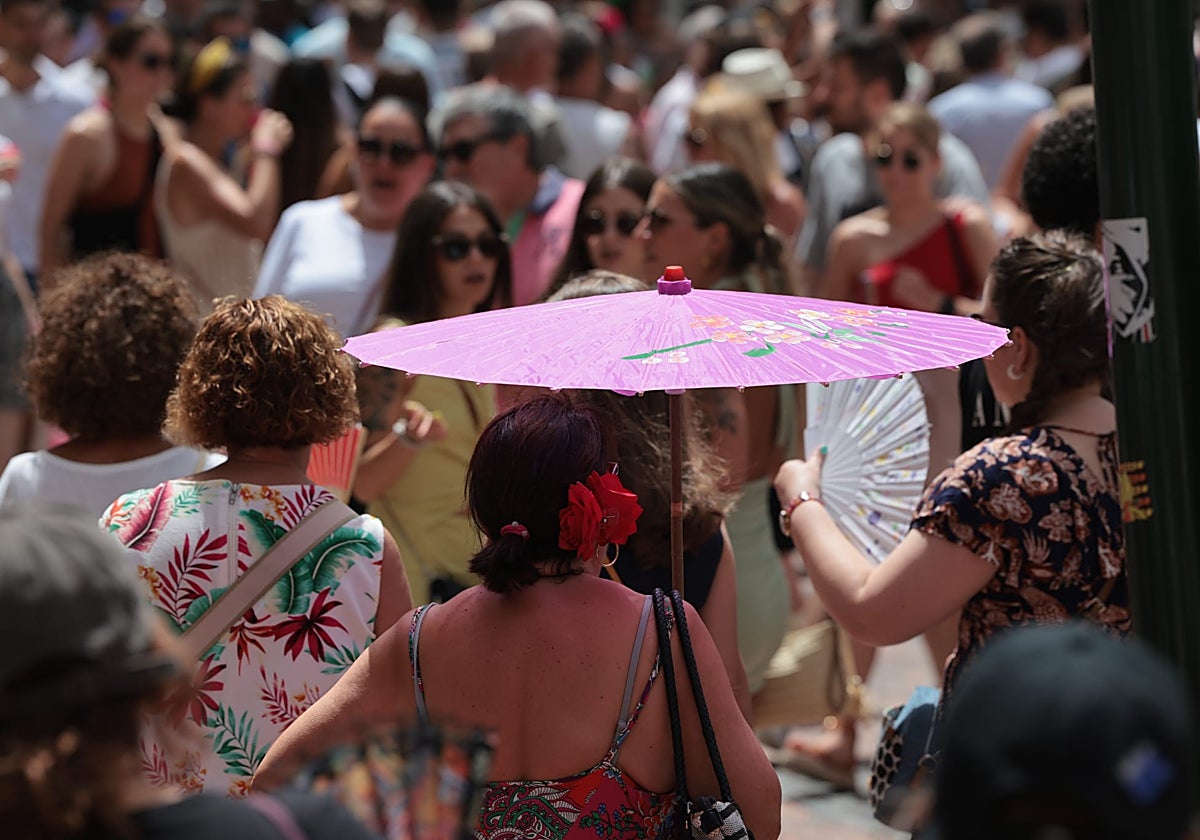 La humedad y el calor siguen poniendo a prueba la capacidad de resistencia de los asistentes a la feria en el centro.