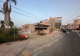 Imagen del primer tanatorio municipal con el que contará Torrox, situado junto a la rotonda de Conejito.