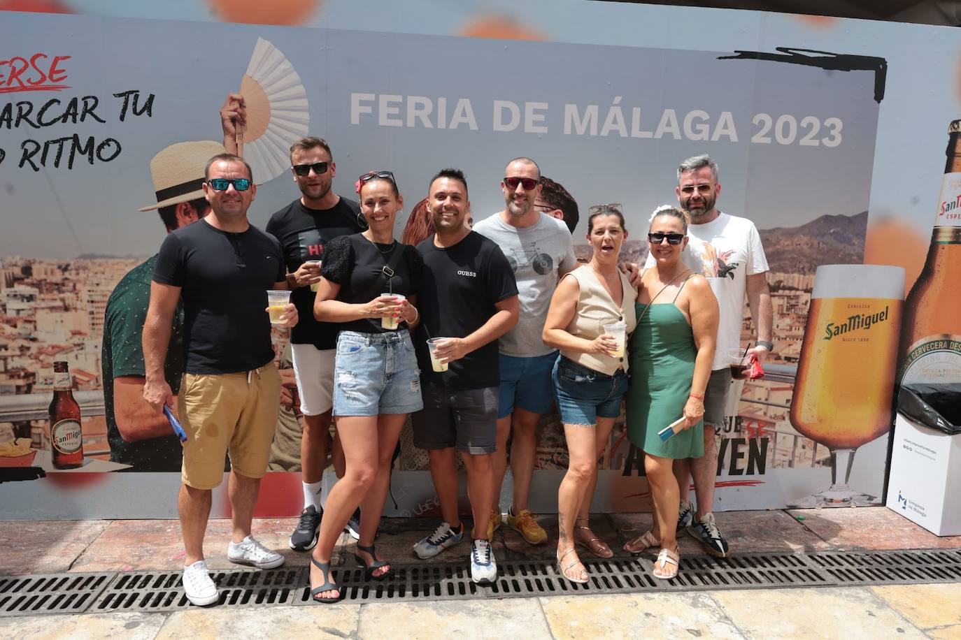 Un grupo de amigos disfruta en la caseta de San Miguel en el real de Cortijo de Torres.