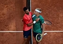 Novak Djokovic y Alejandro Davidovich se saludan después de la victoria del serbio sobre el malagueño en el último Roland Garros.