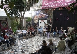 Reunión del colectivo de La Invisible en el patio del edificio de calle Nosquera.