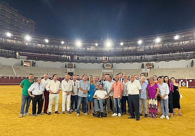 Grupo de personas que le tributaron un homenaje a Ildefondo Dell'Olmo en la plaza el pasado martes.