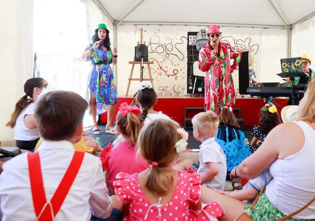 Muchas obras giran alrededor de Picasso y muchos niños también van ataviados de feria.