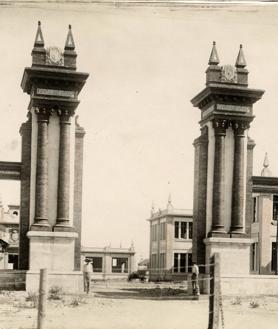 Imagen secundaria 2 - Vista aérea de Los Guindos. Pieza de plomo de la inauguración de Los Guindos. La Fábrica de Tabacos, en obras.