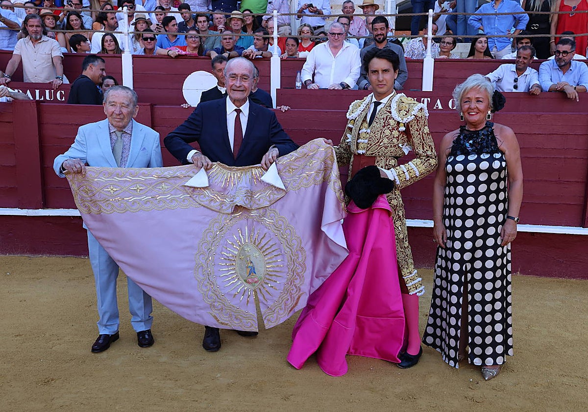 Juan Pedro de Luna, Francisco de la Torre, Roca Rey y Teresa Porras en la entrega del Capote de Paseo.