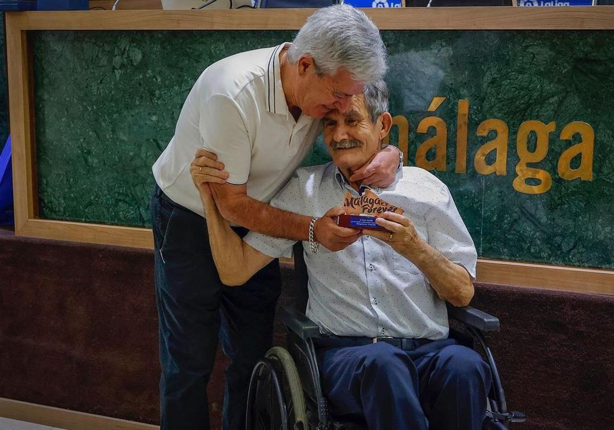 Juan Alcaide fue homenajeado recientemente por la asociación de exjugadores blanquiazules 'Málaga CF Forever'.