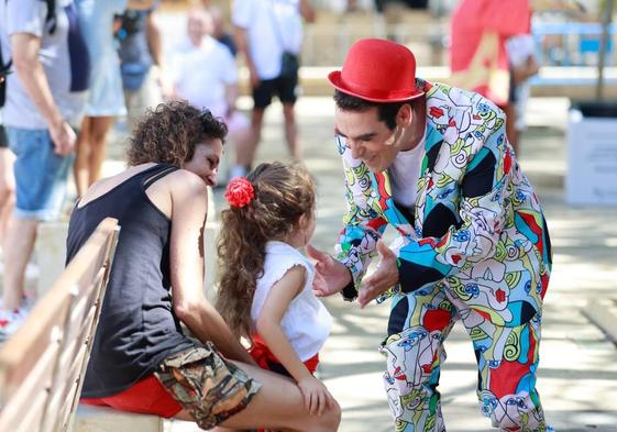 Un momento del pasacalles infantil en la plaza de la Merced.