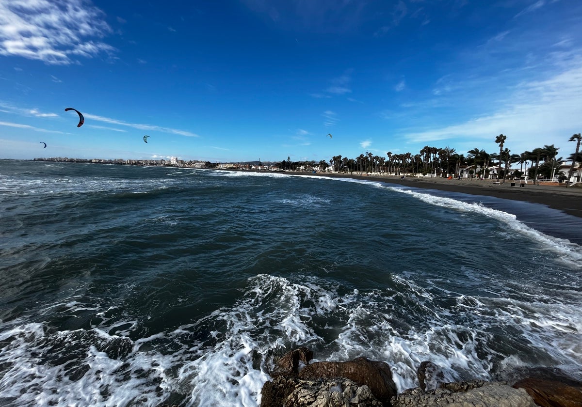 Imagen de la playa de Caleta de Vélez desde el espigón del puerto.